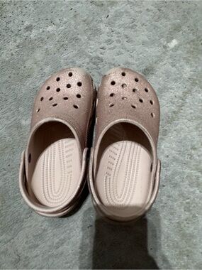 CROCS Kids Glitter Clogs in Rose Gold